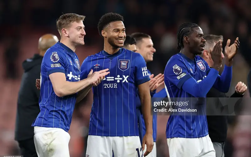 Ipswich bất ngờ chiến thắng để thu hẹp cách biệt với Wolves